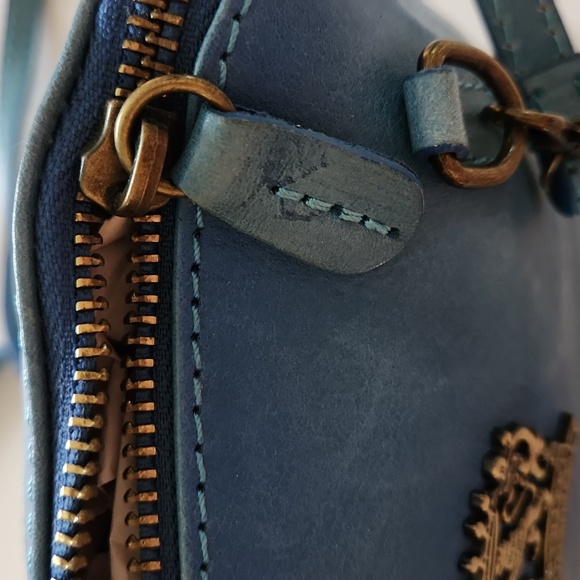 Pratesi Firenze blue fine Italian leather Crossbody. EUC. Apx 7 x 6.5 x 3. - Picture 3 of 6